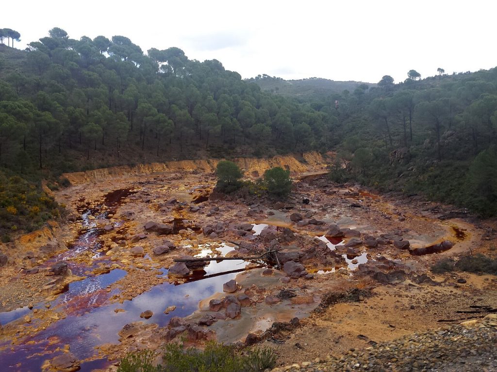 Huelva — il fiume Rio Tinto dalle acque rossastre, paesaggio unico delle Minas de Riotinto