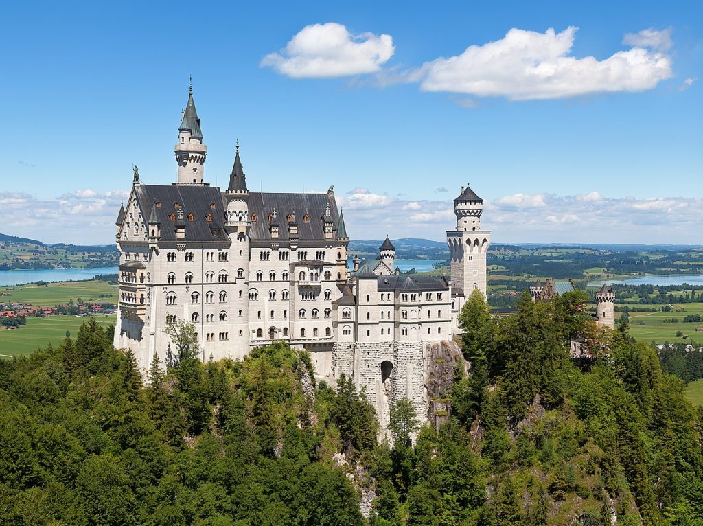 Neuschwanstein — il castello fiabesco di Ludwig II tra le Alpi bavaresi, a un'ora da Monaco